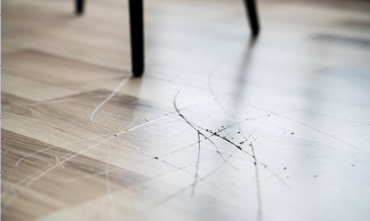 Ako riešiť škrabance na podlahách z dlažby a linolea